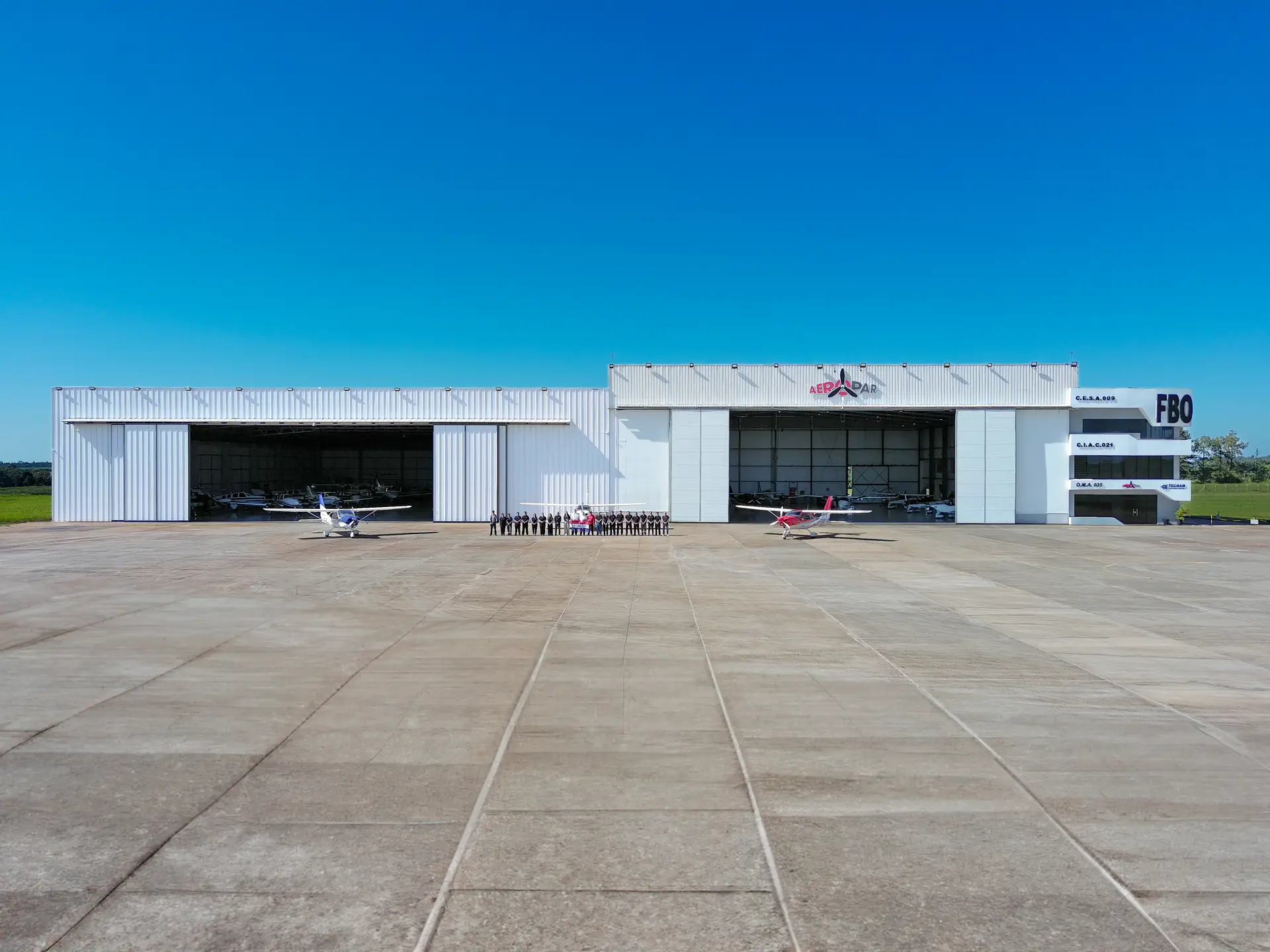 Base de Aeropar: hangares, flota y equipo en el Aeropuerto Int. Guaraní