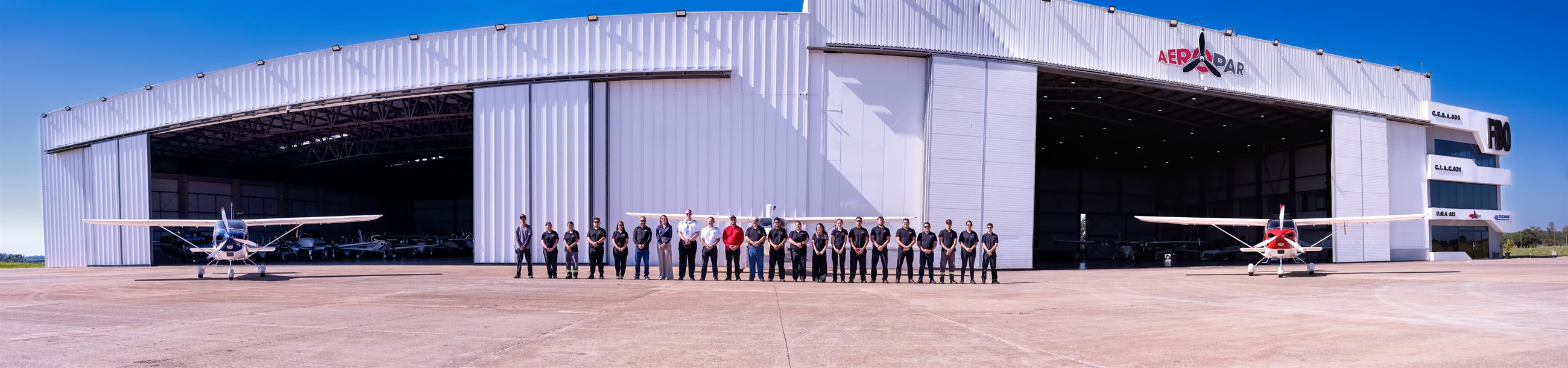 El equipo de Aeropar frente al hangar en el Aeropuerto Internacional Guaraní