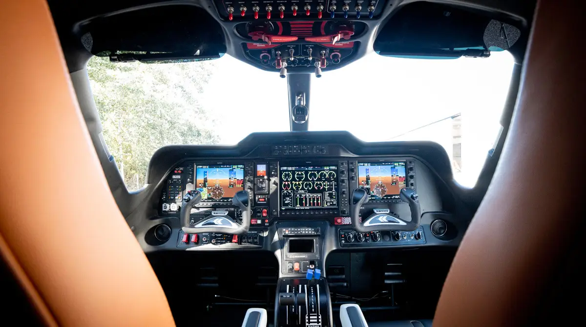 Cabina glass cockpit Garmin de un Tecnam P2012 de Aeropar